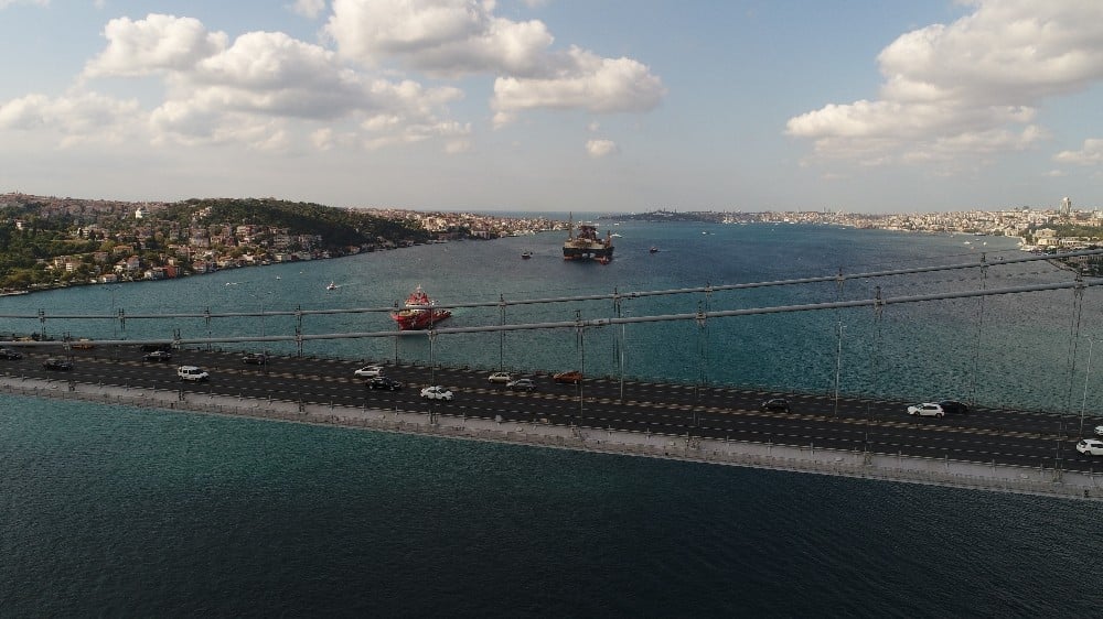 Dev petrol arama platformunun boğazdan geçişi havadan görüntülendi 