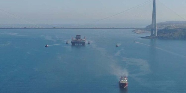 Dev petrol gemisi Boğaz'dan geçti
