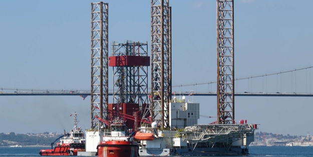 Dev petrol platformu İstanbul Boğazı'ndan böyle geçti
