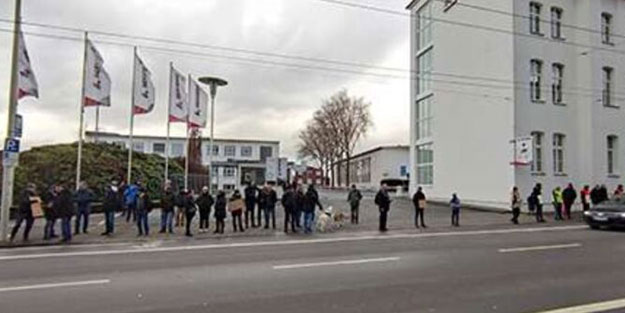 Alman devi şirket iflas etti! Yüzlerce Türk sokağa döküldü