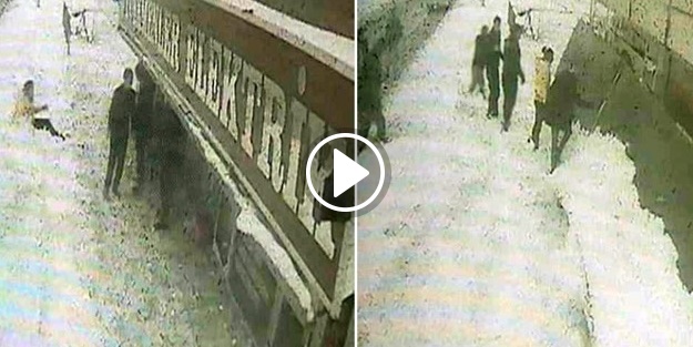 Dev tabela çocukların üzerine düştü!