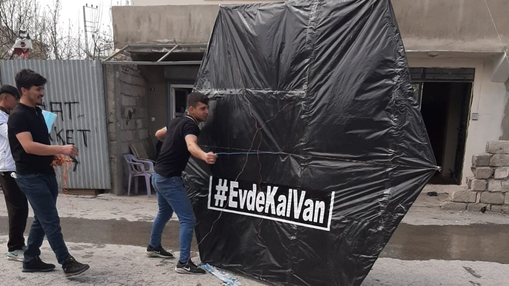 Dev uçurtmayla ‘evde kal’ çağrısı 