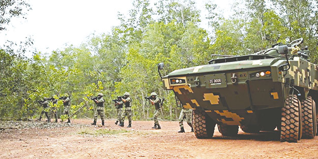 Dev zırhlı ihracatını simülatörü izliyor