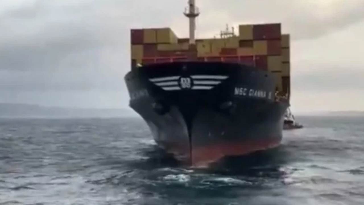 Devasa gemi Çanakkale Boğazı'nda makine arızası yaptı