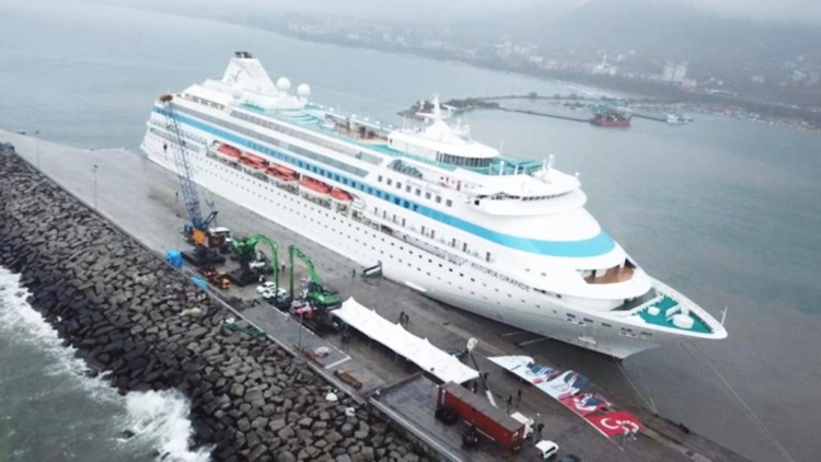 Devasa gemi Trabzon limanında: Görmek için acele edin
