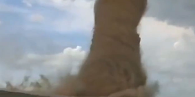 Devasa hortum önüne ne kattıysa götürdü