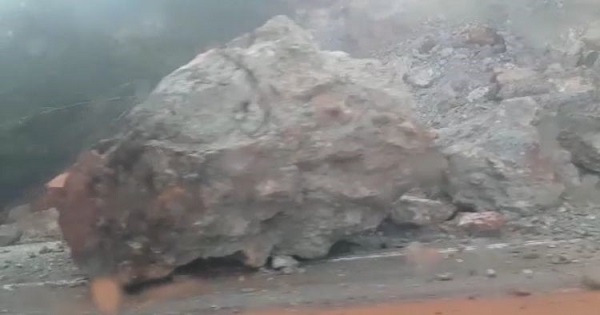 Devasa kayalar yollara düştü! 7.4'lük deprem Kahramanmaraş'ı bu hale getirdi