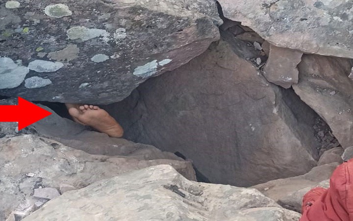 Devasa kayaların arasında bir ayak… Ekipler de şaşkına döndü! Sebebi bakın ne çıktı