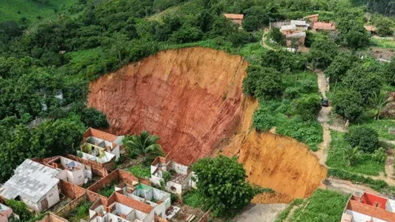 Devasa obruk oluştu: OHAL ilan edildi!