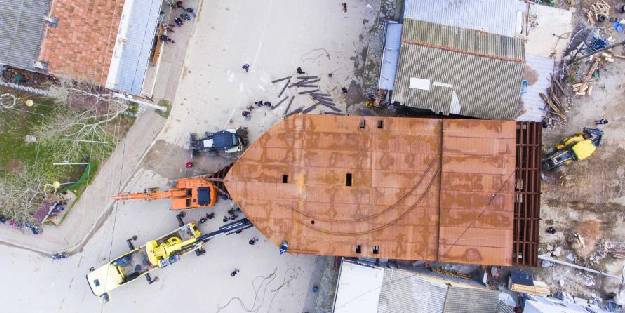 Devasa tekneyi karadan yürütüp sahile böyle taşıdılar