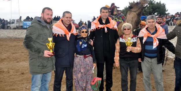 Deve güreştiricisi anne ve kız, güreşlerin ilgi odağı oldu