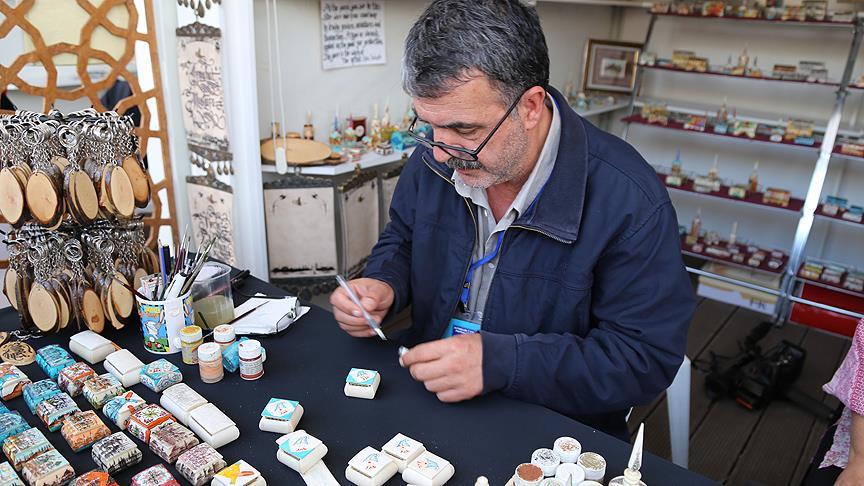 Deve kemiğine mikro minyatürler çiziyor