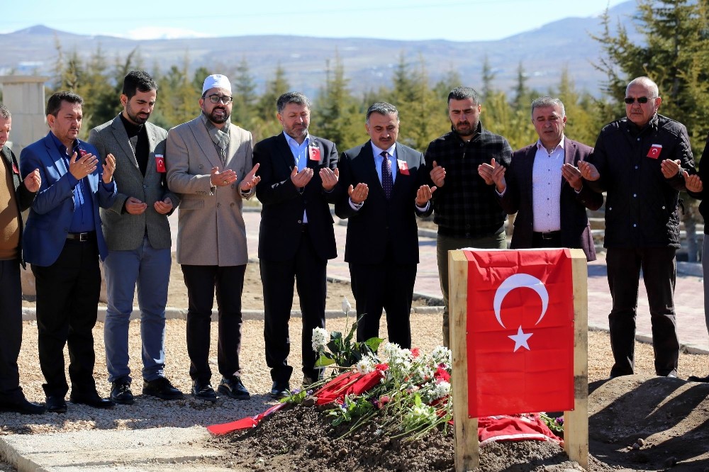 Develi belediye meclisi Şehit Taşöz’ün kabrini ziyaret etti 