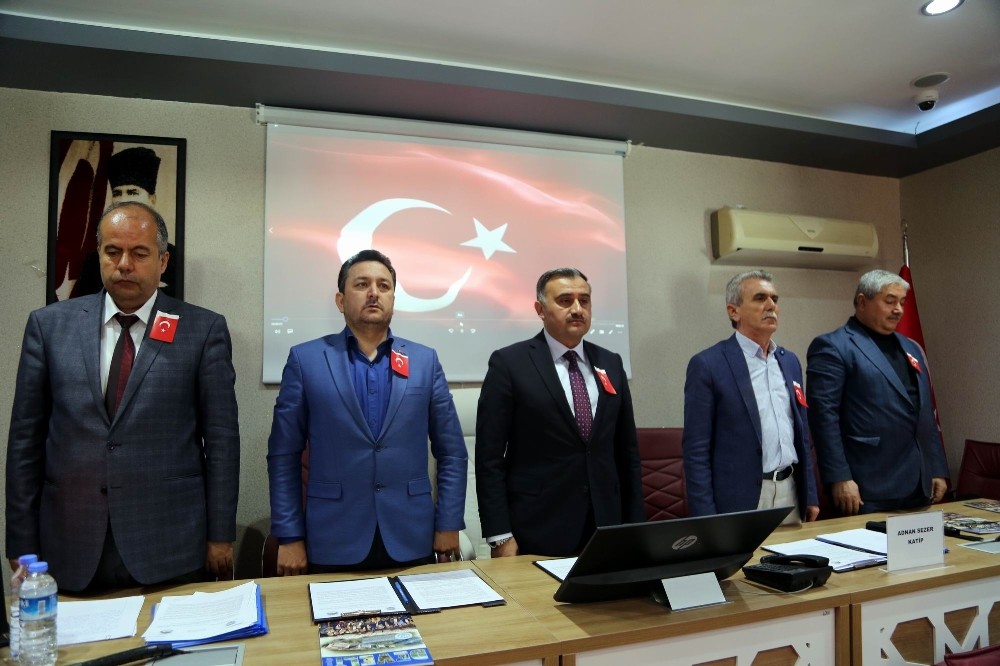 Develi Belediyesi meclisinde şehitler için dua edildi 