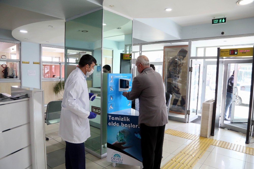 Develi Belediyesi salgına karşı dezenfekte standı kurdu 