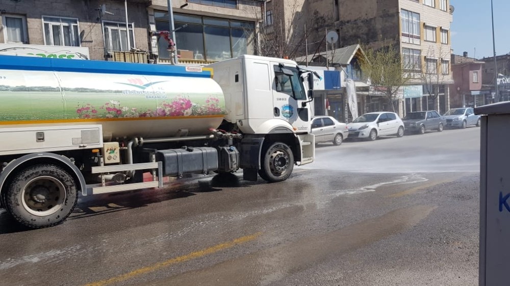 Develi Belediyesi yolları dezenfekte etti 