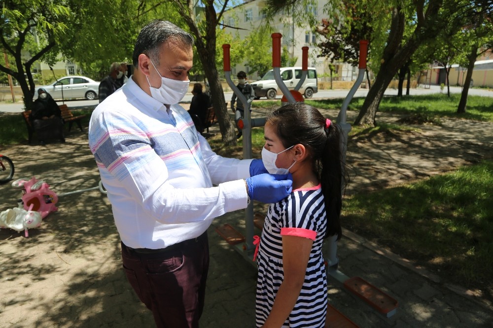 Develi Belediyesi’nden sokağa çıkan cocuklara maske desteği 