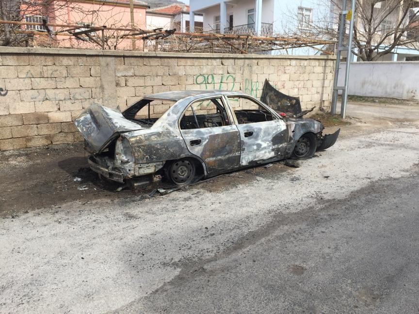 Develi ilçesinde park halindeki araç kundaklandı 