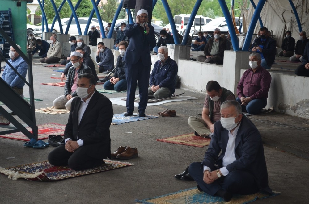 Develi’de Cuma namazı sevinci 