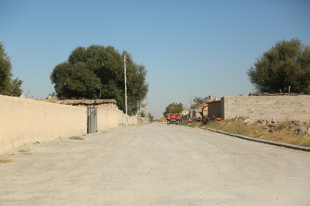 Develi’de on kırsal mahallenin parke ve asfaltlama çalışmaları tamamlandı 