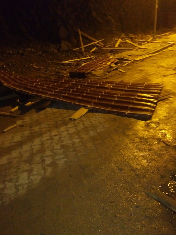 Develi’de rüzgar etkili oldu 