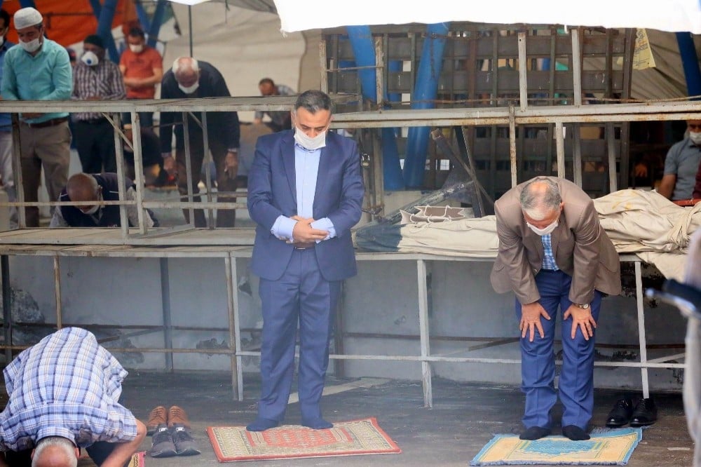 Develi’de tedbirlere uyularak ikinci Cuma namazı kılındı 