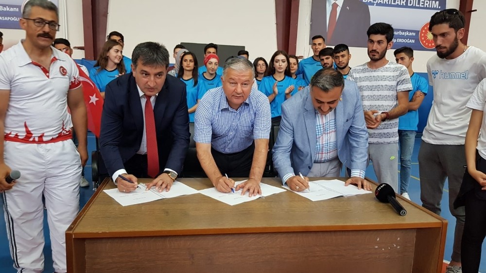 Develi’de Yaz Spor Okulları Muhteşem Gösterilerle Açıldı 