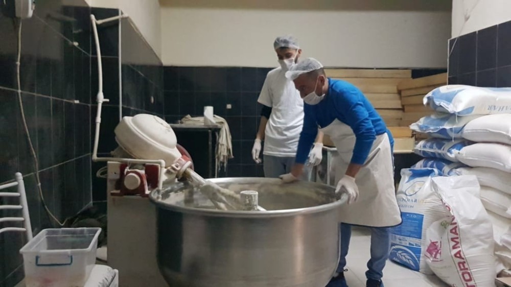 Develili esnaftan örnek davranış; her gün 100 aileye 2 ekmek yardımı yapıyorlar 