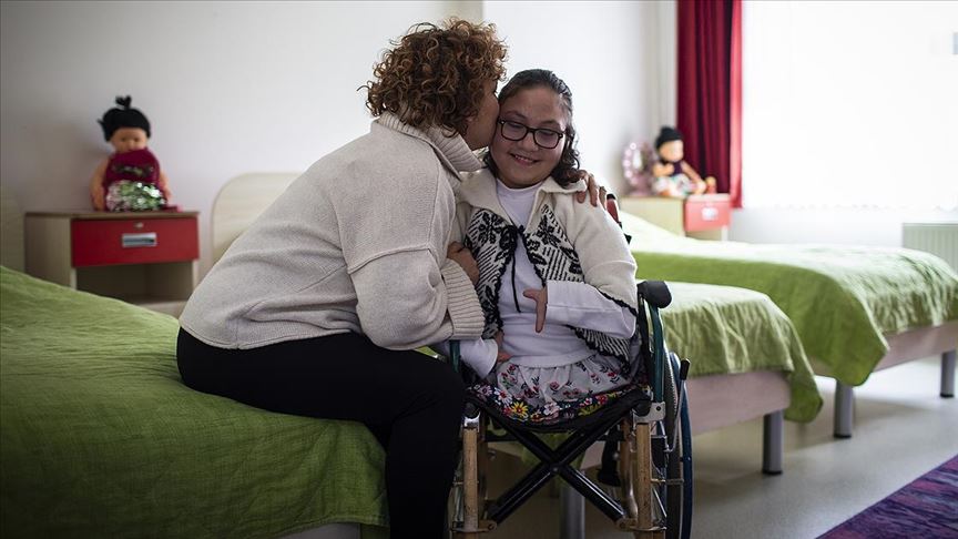 'Devlet ana'nın sahip çıktığı İrem ve Melek, engelleri sevgi ve eğitimle aştı
