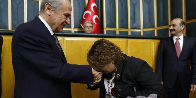 Devlet Bahçeli engelli kadına elini öptürdü