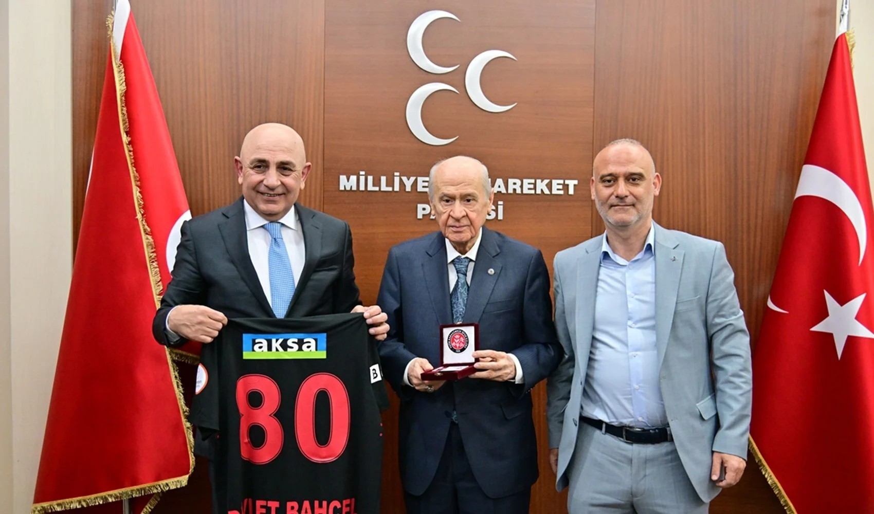 Devlet Bahçeli, tuttuğu takım Süper Lig’e yükselince telefona sarıldı