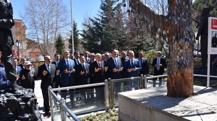 Devlet Bahçeli Ülkücü Şehitler Anıtını ziyaret etti