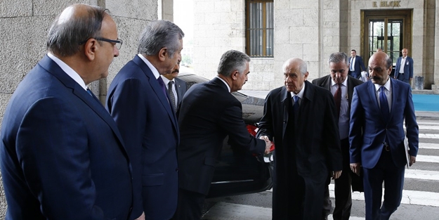 Oktay Vural Bahçeli'nin yüzüne bakmadı