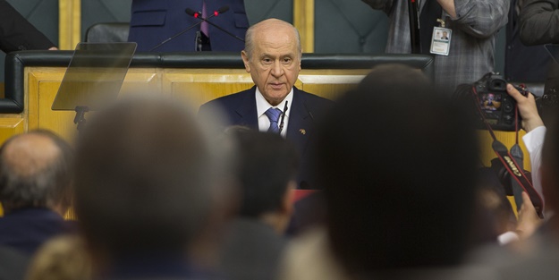 Bahçeli'den 3 isme kırmızı kart!