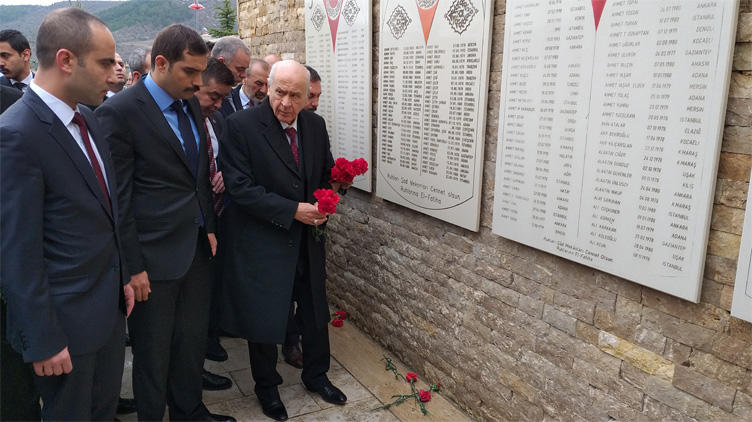 Bahçeli'den Ülkücü Şehitler Anıtı'na sürpriz ziyaret