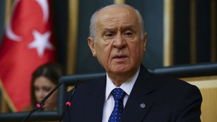 Devlet Bahçeli'nin masasındaki anket