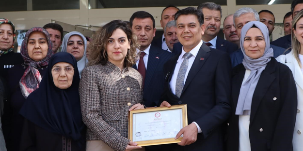 Devlet Bahçeli’nin tebrik ettiği o başkan mazbatasını aldı