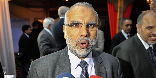 Devlet Bakanı'na tren çarptı