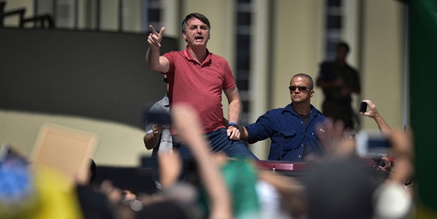 Devlet başkanından şaşırtan hareket! Koronavirüs önlemlerini protesto edip askeri müdahale çağrısı yaptı