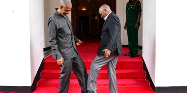 Devlet başkanınından dikkat çeken hareket! Koronavirüs korkusu bunu da yaptırdı