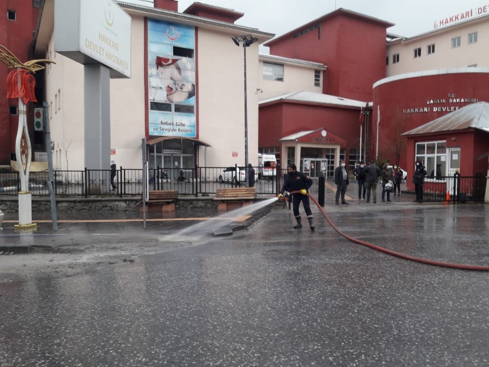 Devlet hastanesi tazyikli su ile yıkandı 