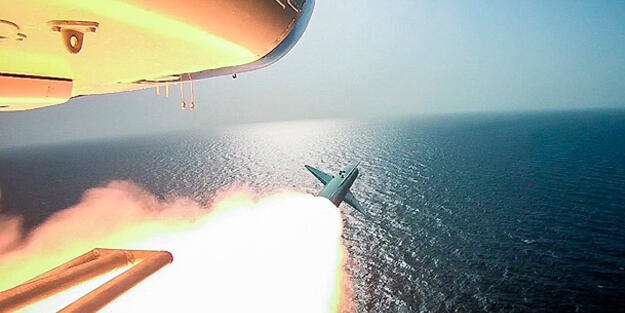 Devlet televizyonu görüntüleri yayınladı! Uçak gemisi füzeyle vuruldu