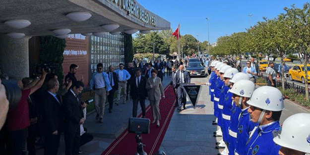 Devlet töreni mübarek! Zabıta alayı ile kırmızı halıda karşılandı