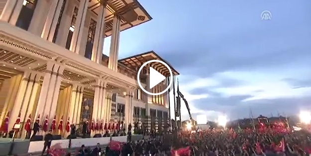 Devlet ve Millet karşılıklı İstiklal Marşı okursa.. Muhteşem!