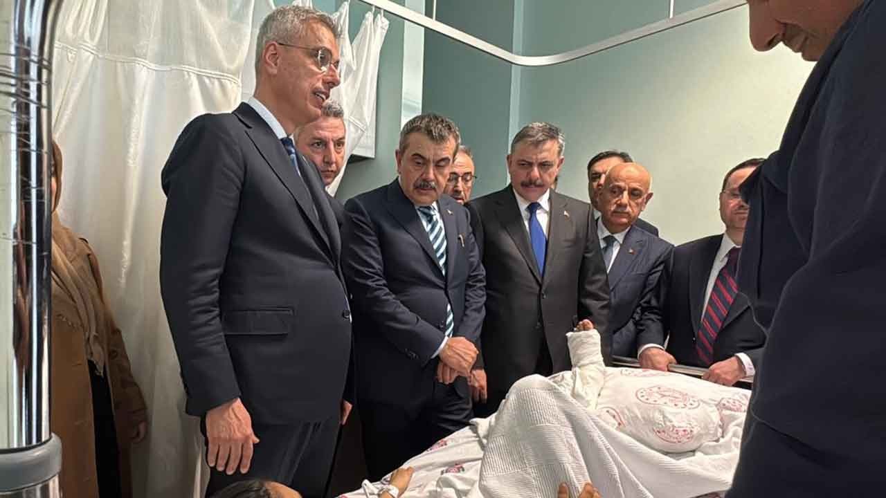 Devletin zirvesi yaralıların başında! 4 Bakan birden Maraş'a çıkarma yaptı
