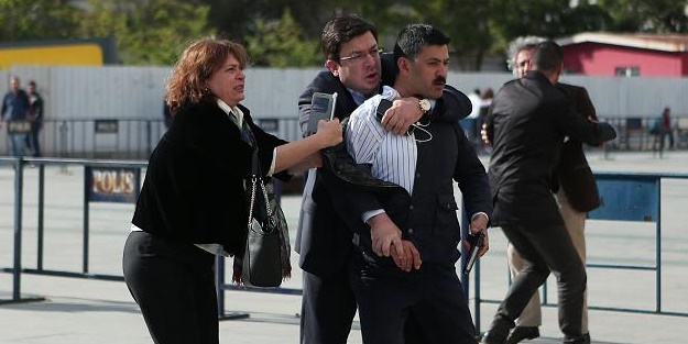 Devletten ilgi bekleyen Can Dündar'a kapak