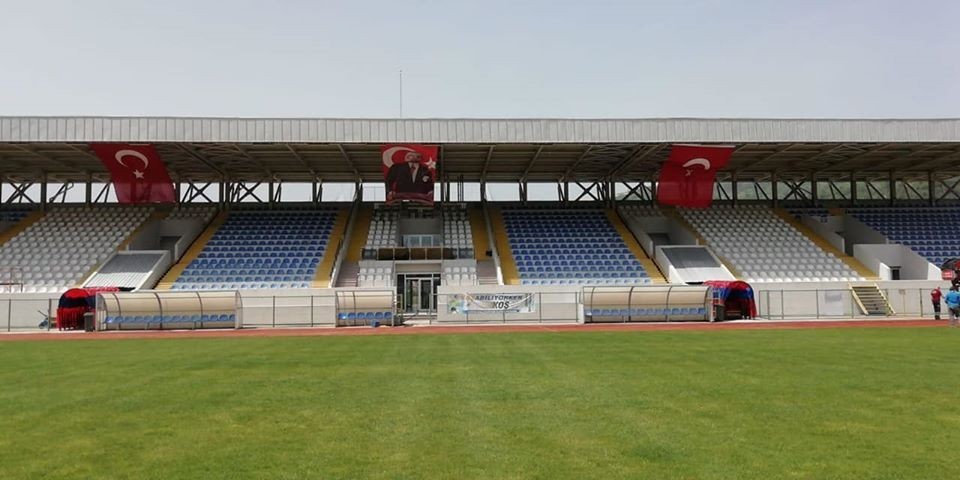 Devrek İlçe Stadyumunda Atatürk posteri ve Türk bayrağı asıldı 