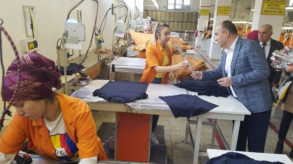 Devrek kaymakamı tekstil işçilerine karanfil hediye etti 