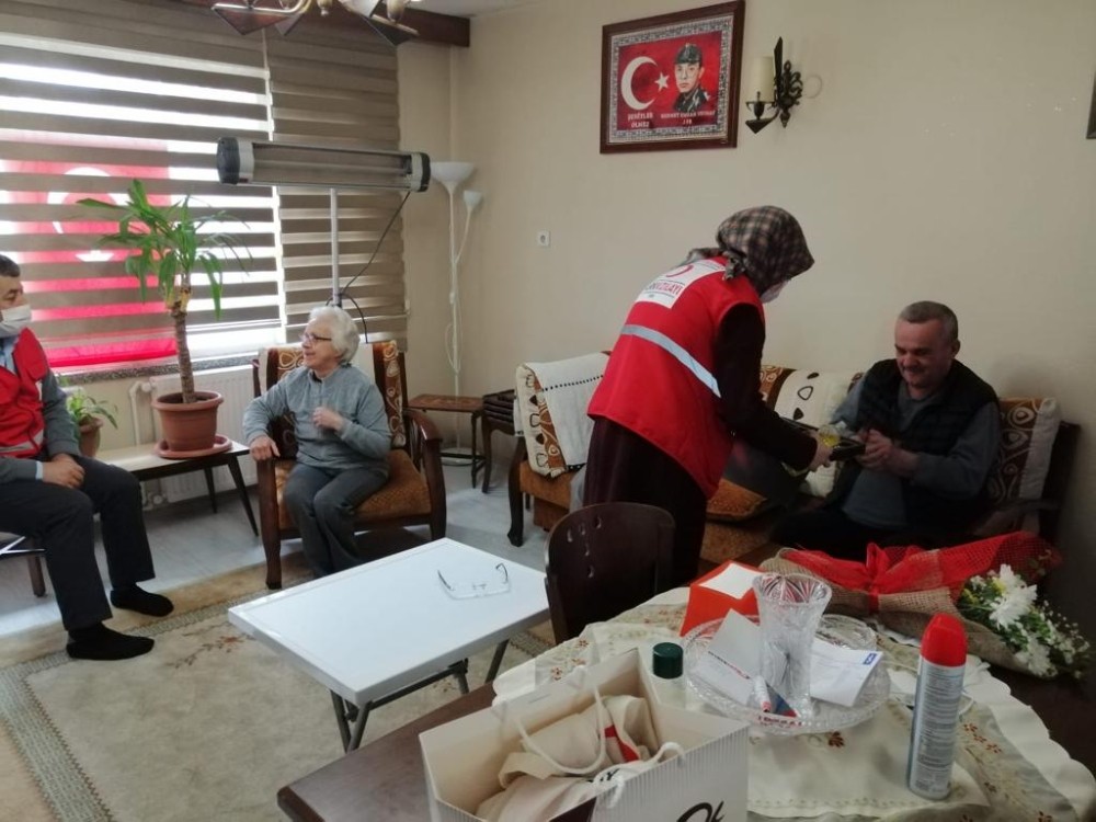 Devrek Kızlay Şubesinden şehit ailelerine ziyaret 
