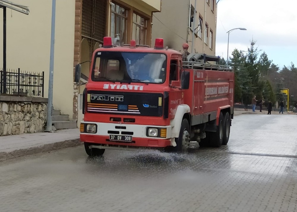 Devrekani Belediyesi, tüm cadde ve sokakları yıkadı 